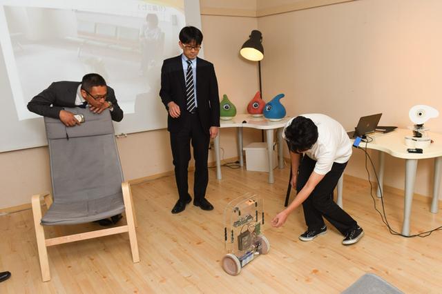 画像2: 〈弱いロボット〉を訪ねて-豊橋技術科学大学 岡田美智男教授へのインタビュー模様