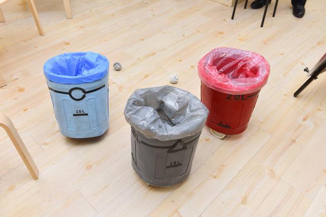 画像: ゴミ箱ロボット:ゴミを見つけると周りの人に近づいていって、ゴミを拾ってくれるように催促する「ゴミ箱ロボット」。手を持たないために自分でゴミを拾うことはできないが、人に助けてもらうことでゴミ拾いを完結させる
