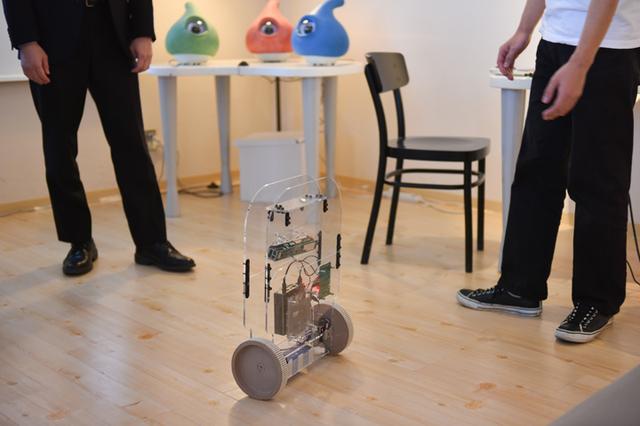 画像: Pelat:倒れそうで倒れない、フラフラしているだけのロボット「Pelat(ペラット)」。今にも倒れそうな動きを取ることで、見ている人は思わず手を差し伸べてしまう
