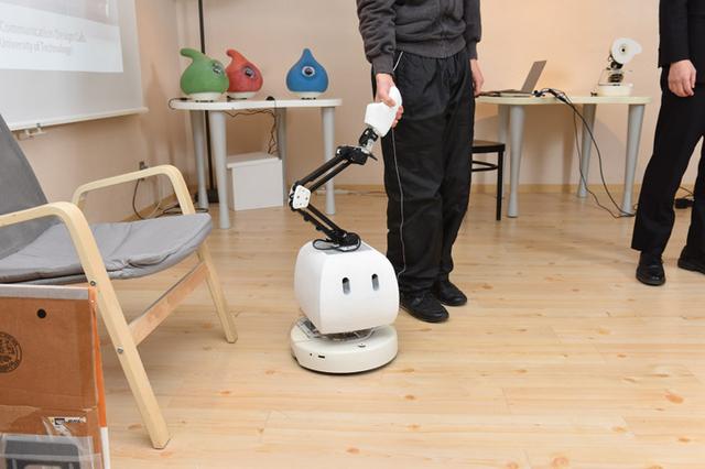 画像: マコのて:お掃除ロボットをベースに開発された、人と並んで歩くロボット「マコのて」。手をつなぐと一緒になって歩き出すが、ナビゲーション機能は持たないので、ロボットに連れていかれる感じがしない