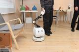 画像: マコのて:お掃除ロボットをベースに開発された、人と並んで歩くロボット「マコのて」。手をつなぐと一緒になって歩き出すが、ナビゲーション機能は持たないので、ロボットに連れていかれる感じがしない