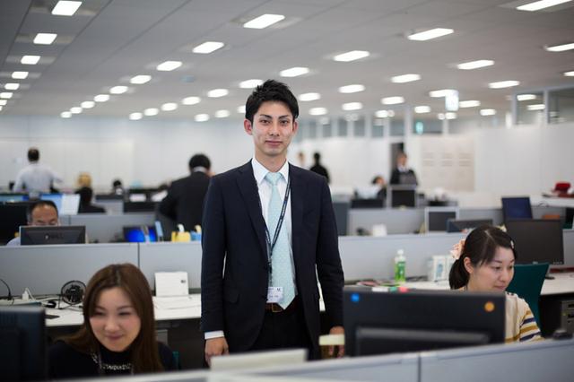 画像: 2016年度の新人で営業担当。アイドル的にかわいがられている様子。
