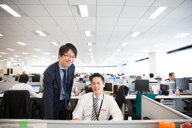画像: 東京から赴任のエンジニア(左)と、最初は撮影を嫌がっていた同僚。