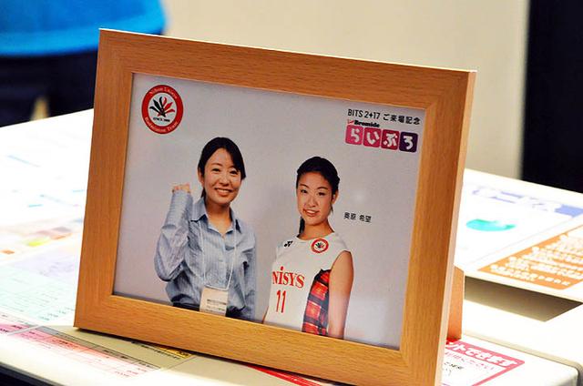 画像: 日本ユニシスの「らいぶろ」展示コーナーでは、バドミントン部の選手たちとのツーショットやスリーショット写真(合成)が撮影できるサービスを来場記念として提供。オリンピック効果もあり、結構にぎわっていた。