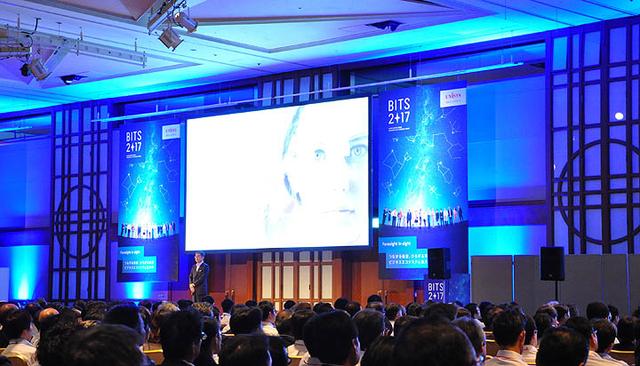 画像: 2日間で約3,400人の来場者を記録。初日の冒頭、日本ユニシス平岡社長による挨拶からはじまり、一橋大学名誉教授の石倉洋子氏にご登場いただいた基調講演とパネルディスカッションに移った。