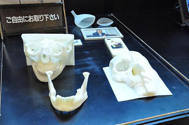 画像: さかなクンではないが、一瞬ギョギョっとする日本ユニシス・エクセリューションズの展示ブース。MRIなどで撮影した2次元画像を元に、ノイズも除去しつつ3次元データにするソフトウエアを販売していて、そのデモンストレーション。
