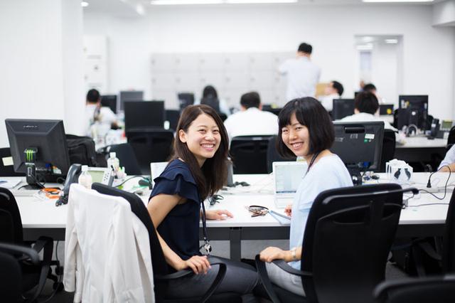 画像: 2016年度入社の二人。研修を経て配属された直後に撮影しました。