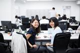 画像: 2016年度入社の二人。研修を経て配属された直後に撮影しました。