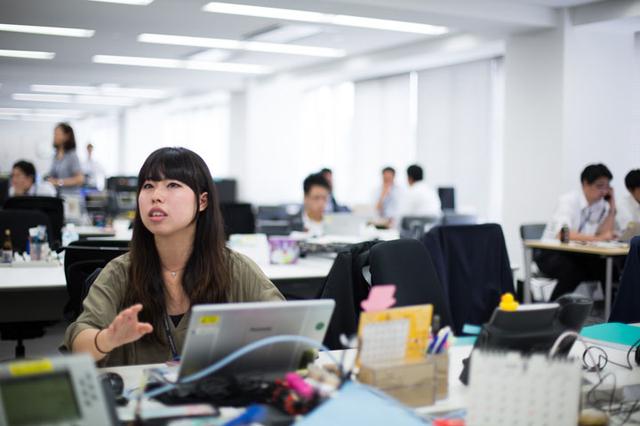 画像: 撮影時点(2016年夏)で入社2年目。ネットワーク機器の導入保守をメインに、ネットワークの簡易設計などにも注力する部署でがんばっている。