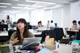画像: 撮影時点(2016年夏)で入社2年目。ネットワーク機器の導入保守をメインに、ネットワークの簡易設計などにも注力する部署でがんばっている。