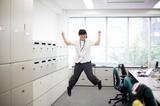 画像: 撮影時点(2016年夏)で入社4年目。周りの冷やかしの目がある中で、自分から元気よくジャンプしてくれた。