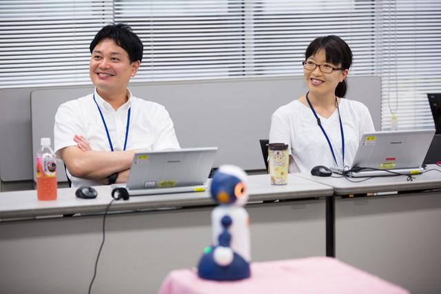 画像: 東京サービスセンターの執務エリアでは、「ロボット部」(通称)の定例会議が催される。この日はプロモ動画を自分たちで作るためのシナリオづくりの打ち合わせ。