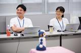 画像: 東京サービスセンターの執務エリアでは、「ロボット部」(通称)の定例会議が催される。この日はプロモ動画を自分たちで作るためのシナリオづくりの打ち合わせ。