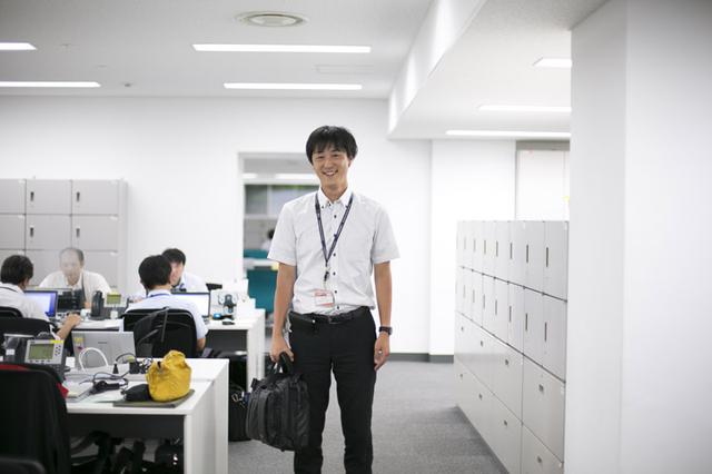 画像: 撮影時点(2015年夏)で入社4年目。ミスしないように準備することをとにかく気をつけている。外出先での楽しみは、おいしいご飯屋さんを探すこと。