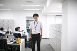 画像: 撮影時点(2015年夏)で入社4年目。ミスしないように準備することをとにかく気をつけている。外出先での楽しみは、おいしいご飯屋さんを探すこと。