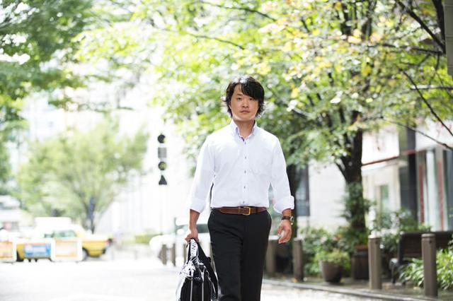 画像: 入社11年目。汎用系の保守を担当。ビルの外(丸の内仲通り)で照れながら撮影。国内旅行が趣味。