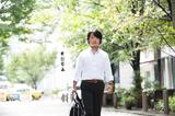 画像: 入社11年目。汎用系の保守を担当。ビルの外(丸の内仲通り)で照れながら撮影。国内旅行が趣味。