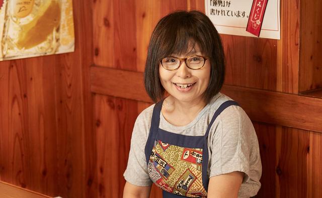 画像: 毎日大勢のお客さまでにぎわう焼肉店を切り盛りする、笑顔が素敵なおかみさん。