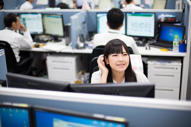 画像: 撮影時点(2016年夏)で入社3年目。慣れないうちは、厳しいお客さまを相手に怖さが先に立ってしまったこともある。こうして緊張がほぐれる瞬間も。