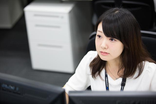 画像: 撮影時点(2016年夏)で入社3年目。サーバー系の一次対応を担当。コンタクトセンター検定などにも熱心に挑んでいる。