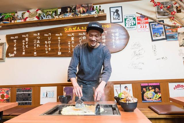 画像: 自分で焼きたい方、作ってもらいたい方、藤元さんと会話したい方、お客さまどうしで話したい方、さまざまなお客さまがいるからコミュニケーションのさじ加減は難しいのだそう。