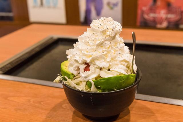 画像: 話題の「アボカド明太クリーム」。見た目に衝撃をうけますが、アゴとチキンのダシが上品でクリーミィな味わい。クセになります。