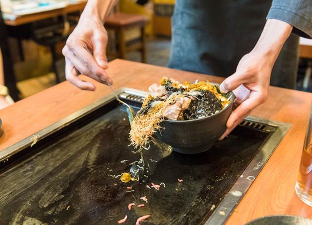 画像: イチオシの「黒カレー」。キャベツの食感、自家製牛スジの旨味、スパイシーな辛みが食欲を誘い、お酒も進む味。