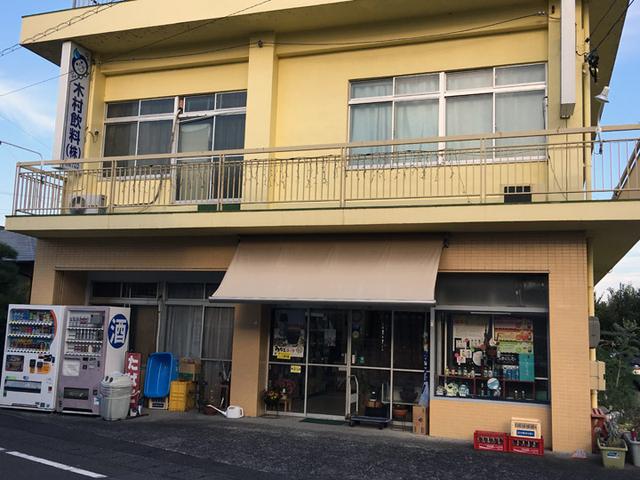 画像: 1階は、酒屋さんの店舗。ラムネやサイダーの他、超低アルコール炭酸飲料「ちょい割る強ソーダ」など、クスッと笑えるネーミングのお酒もあります。