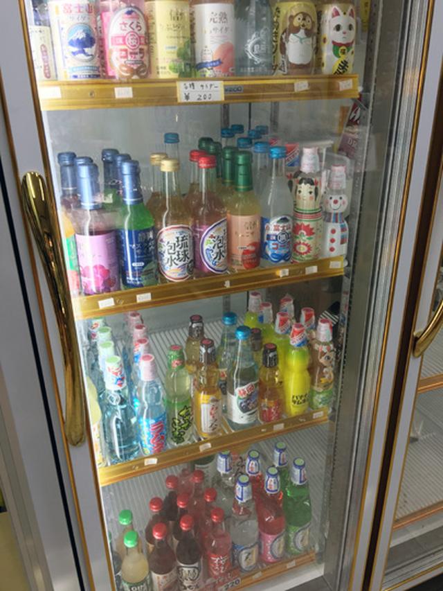 画像: 冷蔵庫の中には面白飲料が冷えています!近所の小学生たちが社会科見学として、 お店に来ることも。かわいいイラストに書かれたお礼状が飾られていました。