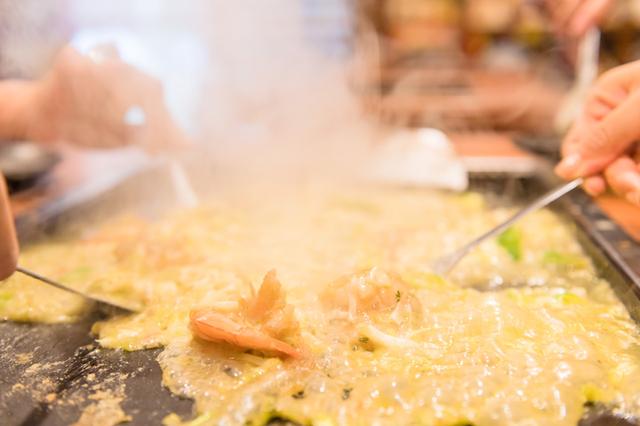 画像: NexTalk編集部の一人は、「もんじゃ」初心者だったため、あまりの美味しさに雄叫びを上げていました(笑) 焼き上がり直前にいれたチーズが溶け、お好みでタバスコをかけるとっても美味~。