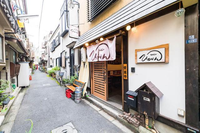 画像: キレイに掃除されいる路地。残念ながら、猫の写真は撮れませんでしたが、猫はこの路地を優雅に歩いていました。いつも散歩しているそうですよ!
