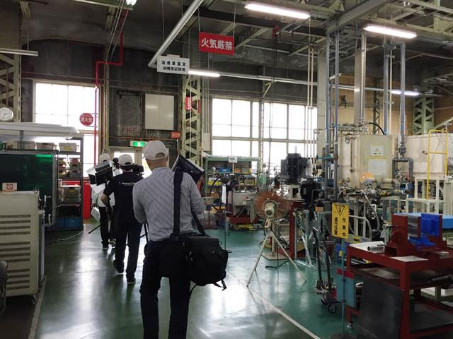 画像: 実証実験をしている研究施設まで敷地内を移動して、撮影を開始。驚いたことに広い敷地内には、 野球のグラウンドがありました! 社員の方々は、休憩時間などにキャッチボールしてリフレッシュされいるのでしょうか。部署対抗野球大会もあったりして。