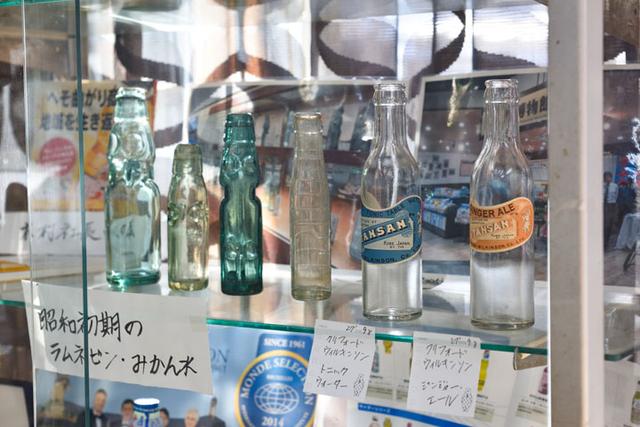 画像: ラムネ売りの屋台で売っていた懐かしいラムネのビン!現在は、清涼飲料水の72%がペットボトルに。