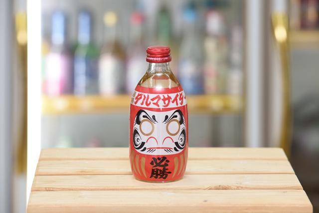 画像: 神社で“祈願済”の「必勝合格ダルマサイダー」