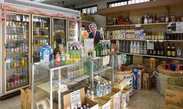 画像: 木村飲料本社直売所(木村酒店)内の冷蔵庫には、ラムネ・サイダーが冷えてます!奥には等身大の木村社長パネルが飾られていて、手書きの商品説明にほっこりします。