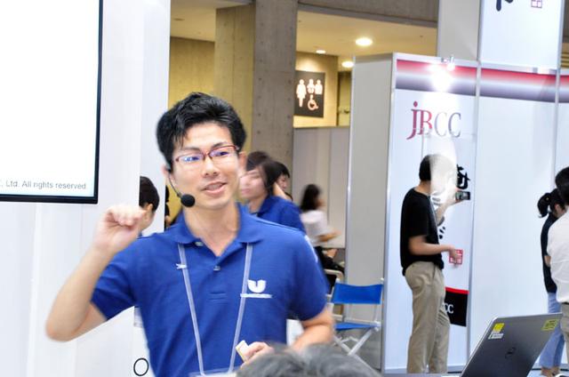 画像: 入社2年目ながらなかなかプレゼンが上手。「IT基盤の壁を取っ払え!Big Swithch + VMwareで実現する自動化環境」について解説。