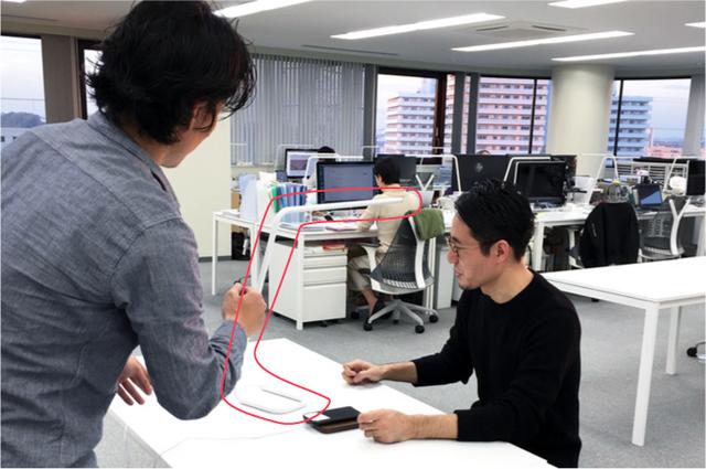 画像: ほぼパイプだけになったLEDデスクライト「STROKE」の撮影風景。極限まで無駄を排したデザインは周りに溶け込みすぎて、ピンで撮影するときは一苦労。赤枠のところにSTROKEがある