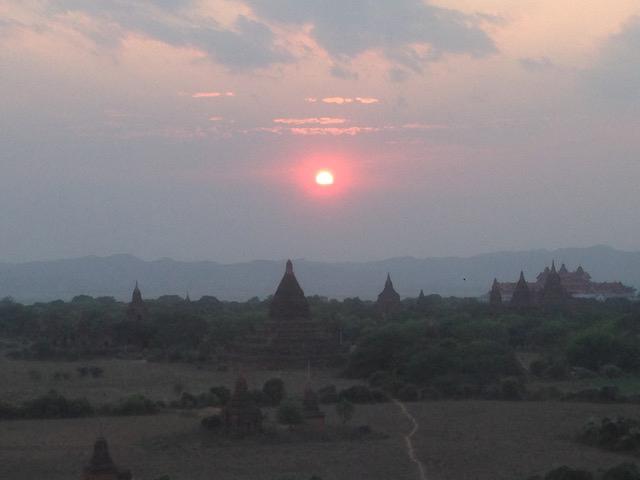 画像: バガンの夕日:バガンは世界三大仏教遺跡の一つです。他は、カンボジアのアンコールワットとインドネシアのボロブドゥールです。仏塔に登って撮影した夕日です。