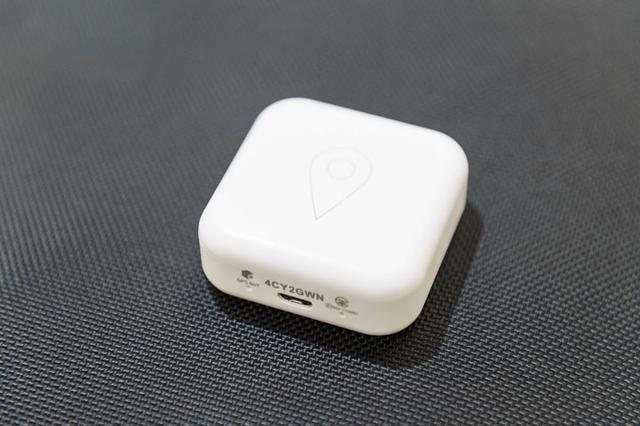 画像: 「GPS BoT」。GPSを活用して子どもの位置情報を知ることができるとともに、AIが子どもの生活パターンを学習し、登下校時や帰宅時、異常を検知したときなどに保護者のスマートフォンへ通知する機能を持っている。AIが保護者の代わりに見守ることで、従来のGPSみまもりサービスのように手動で子どもの現在地を調べて見守り続ける必要をなくした。日々機能をアップデートし、ユーザーから見ると購入後も知らず知らずのうちに端末が進化。