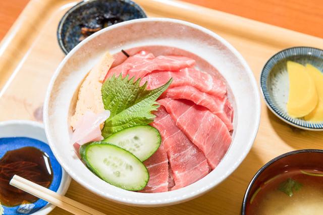 画像: 隠れた逸品「本マグロ中トロ丼」は破格の1,080円。上品な脂のツヤに目を奪われ、ひと口頬張れば身も心もとろけるような美味しさ。