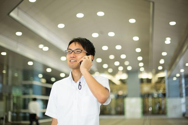 画像: ストレージのサポートを担うエンジニア。本社エントランスで撮影。