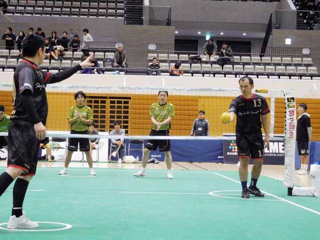 画像: 「セパタクロー」では、アタッカー、サーバー、トサーの3人1組で戦います。