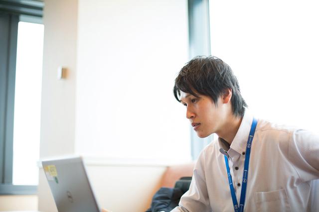 画像: 営業。コンピューター大手とのアライアンスを担当。上の写真の女性と同期。学生時代は野球選手。