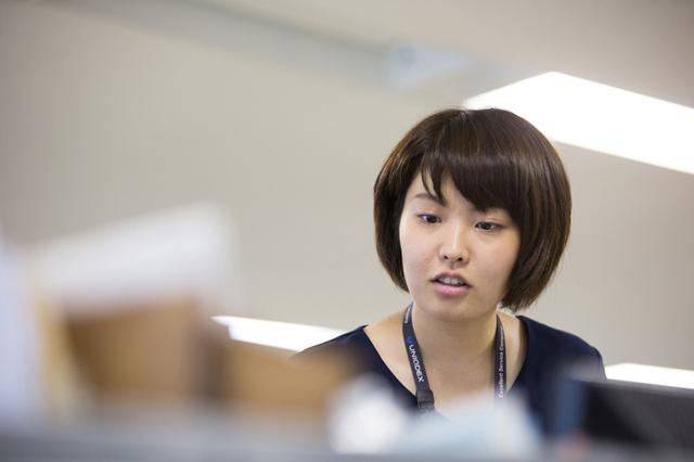 画像: 営業。通信事業者のお客さまを担当。2016年撮影当時で入社2年目。このページのメインビジュアルで、同期とポーズをとっている姿から一転、真剣モードに。