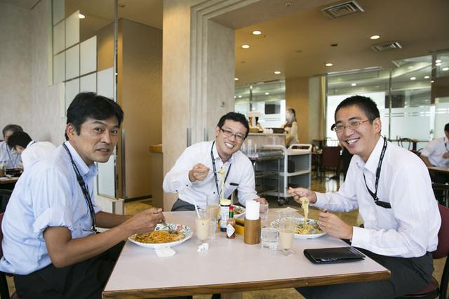 画像: 喫茶室での1枚は、サラメシの阿部さんならでは。たまたま居合わせたサービス企画に携わる面々。