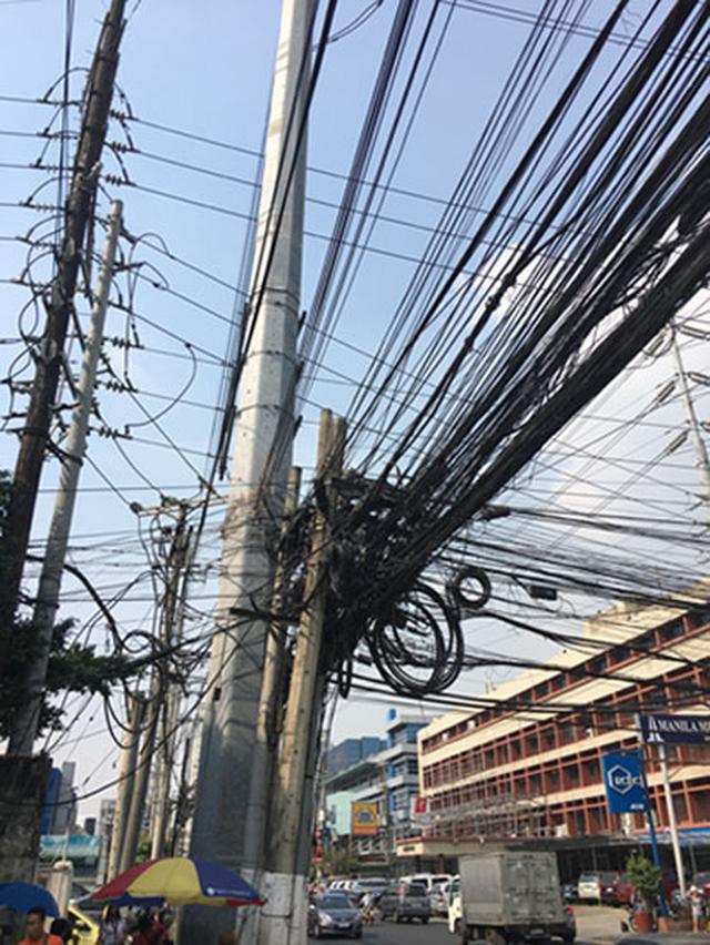 画像: 街中にある電線。整備が期待されます。