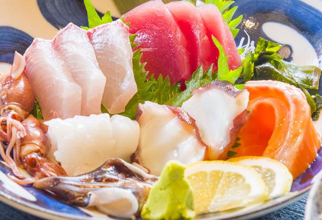 画像: お刺身、3切れづつです^^新鮮で、まぶしいです。小鉢、ごはん、味噌汁、おしんこ付きの定食で、 なんと!950円ぽっきり。早いもの勝ちです。