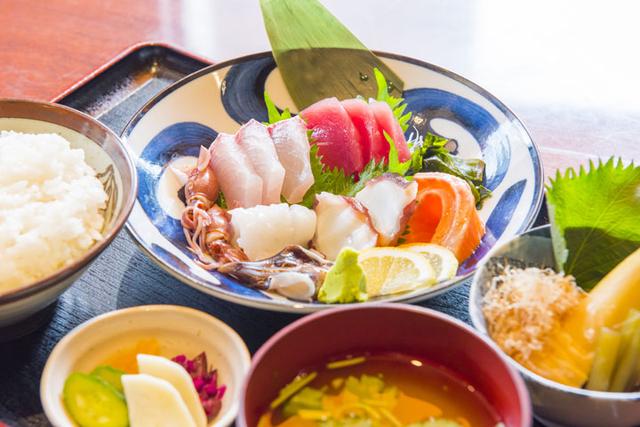 画像: 「旬の刺身 得盛定食」刺身がこんなに載って950円! この日は、まぐろ、ホタルイカ、とり貝、たこ、イカ、サーモン、かんぱち。旬の魚介は日替わりで。