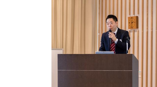 画像: 2017年9月から2018年1月までの『共働PoC』の活動報告をする 椿 健太郎 (エクセレントサービス創生本部IoTビジネス開発統括部IoTサービス企画部マネジャー)