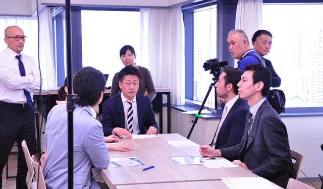 画像: ベンダー選定のコンペの場面。本物の営業社員のエキストラが臨場感ある会話をしてくれたが、ほぼ採用されず。